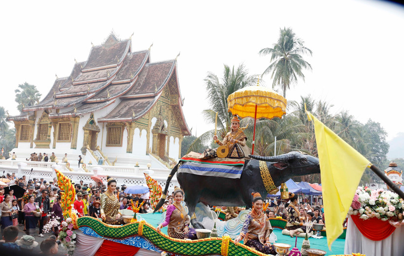 Nang Sangkhane Luang Prabang 2023 cùng đoàn rước đi giữa những con phố cổ nổi tiếng của Di sản Thế giới Luang Prabang. (Ảnh: Phạm Kiên/TTXVN)