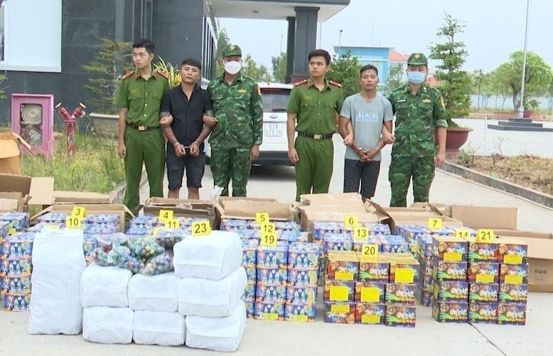 Đối tượng và tang vật gồm 843kg pháo lậu các loại bị bắt giữ. (Ảnh: TTXVN phát)