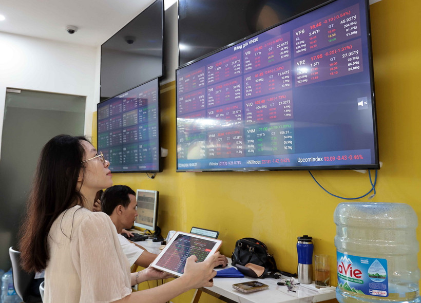 Khách hàng giao dịch tại Hội sở chính Công ty Chứng khoán Bảo Việt. (Ảnh: Trần Việt/TTXVN)