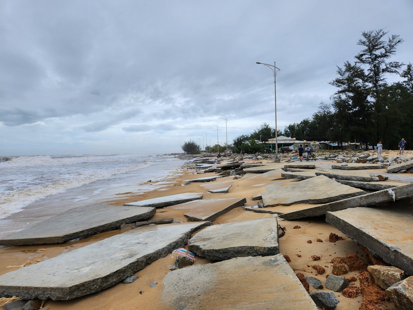 Tuyến đường nội bộ ven biển ở bãi tắm Phú Thuận bị sóng biển đánh hư hỏng. (Ảnh: Tường Vi/TTXVN)
