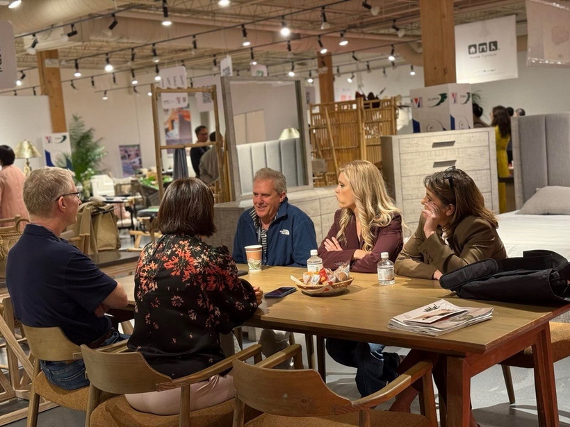 Khách hàng Mỹ tại gian hàng Việt Nam. (Ảnh: Kiều Trang/ TTXVN)