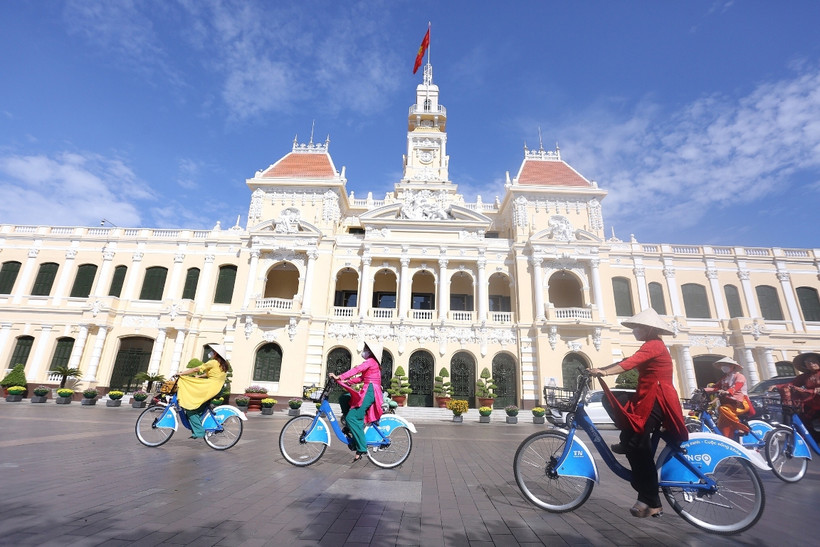 Loại hình xe đạp công cộng tại Thành phố Hồ Chí Minh cũng đang được người dân đón nhận nhiệt tình. (Ảnh: CTV/Vietnam+)