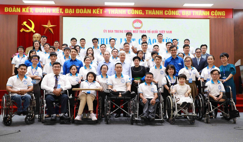 Chủ tịch Ủy ban Trung ương MTTQ Việt Nam Đỗ Văn Chiến cùng các thanh niên khuyết tật tiêu biểu. (Ảnh: Vân Chi/TTXVN phát)