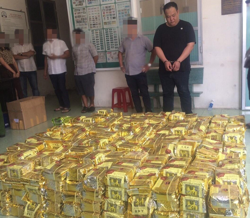 Tang vật và các đối tượng bị lực lượng công an TP.Hồ Chí Minh bắt giữ. (Ảnh: Cổng thông tin điện tử CA TPHCM. TTXVN phát.) 