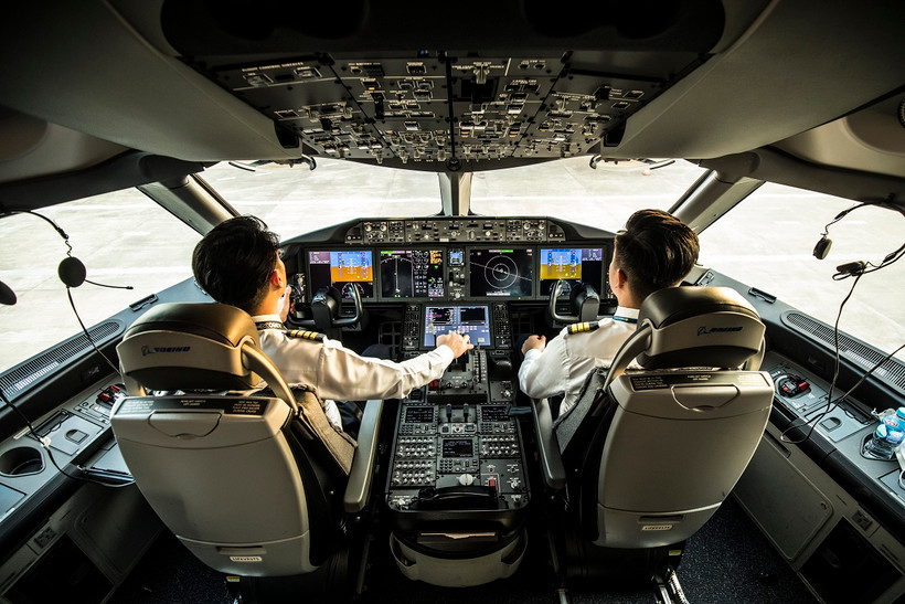 Đội ngũ phi công của Đoàn bay 919 cũng liên tục được đào tạo, chuyển loại, cập nhật kiến thức để nhanh chóng làm chủ công nghệ mới. (Ảnh: PV/Vietnam+)