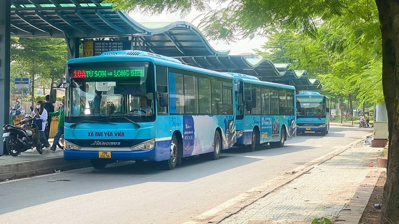 Tổng công ty Vận tải Hà Nội (Transerco) đã triển khai kế hoạch phục vụ hành khách đi lại bằng xe buýt dịp nghỉ lễ 30/4-1/5. (Ảnh: PV/Vietnam+)