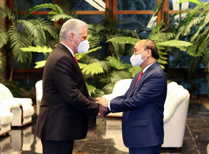 Bí thư thứ nhất Ban Chấp hành Trung ương Đảng Cộng sản Cuba, Chủ tịch nước Cộng hòa Cuba Miguel Díaz-Canel đón Chủ tịch nước Nguyễn Xuân Phúc. (Ảnh: Thống Nhất – TTXVN)