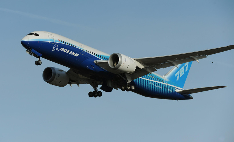 Máy bay 787 Dreamliner của hãng Boeing thực hiện chuyến bay thử nghiệm tại nhà máy ở Everett, bang Washington, Mỹ, ngày 20/3/2011. (Ảnh: AFP/TTXVN)