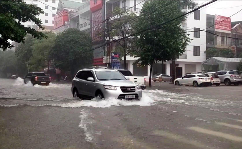 Nhiều tuyến đường tại thành phố Vinh (Nghệ An) ngập sâu trong nước. (Ảnh minh họa: Tá Chuyên/TTXVN)