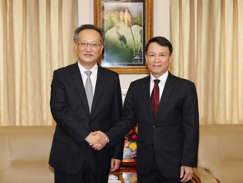 Tổng Giám đốc Thông tấn xã Việt Nam Nguyễn Đức Lợi tiếp đồng chí Trương Túc Đường, Phó Xã trưởng Tân Hoa Xã. (Ảnh: Dương Giang/TTXVN)