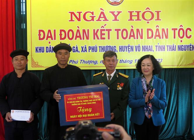 Thường trực Ban Bí thư Trương Thị Mai tặng quà cho nhân dân xóm Mỏ Gà, xã Phú Thượng, huyện Võ Nhai, tỉnh Thái Nguyên. (Ảnh: Quân Trang/TTXVN)