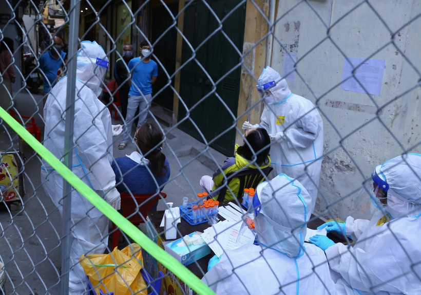 Nhân viên y tế phường Bạch Mai lấy mẫu xét nghiệm cho người dân trong khu vực bị phong tỏa thuộc phường Bạch Mai. (Ảnh: Hoàng Hiếu/TTXVN)