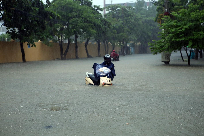 Đường Trường Chinh, thành phố Điện Biên Phủ ngập sâu trong nước. (Ảnh: Phan Tuấn Anh/TTXVN)