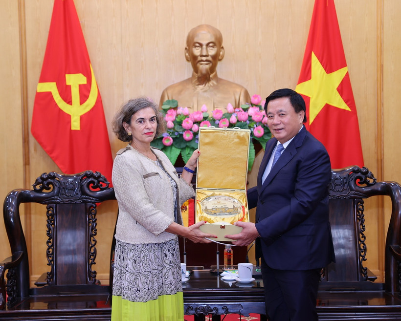 Giáo sư-Tiến sỹ Nguyễn Xuân Thắng tặng quà lưu niệm cho bà Carmen Cano de Lasala, Đại sứ Tây Ban Nha tại Việt Nam. (Ảnh: Văn Điệp/TTXVN)