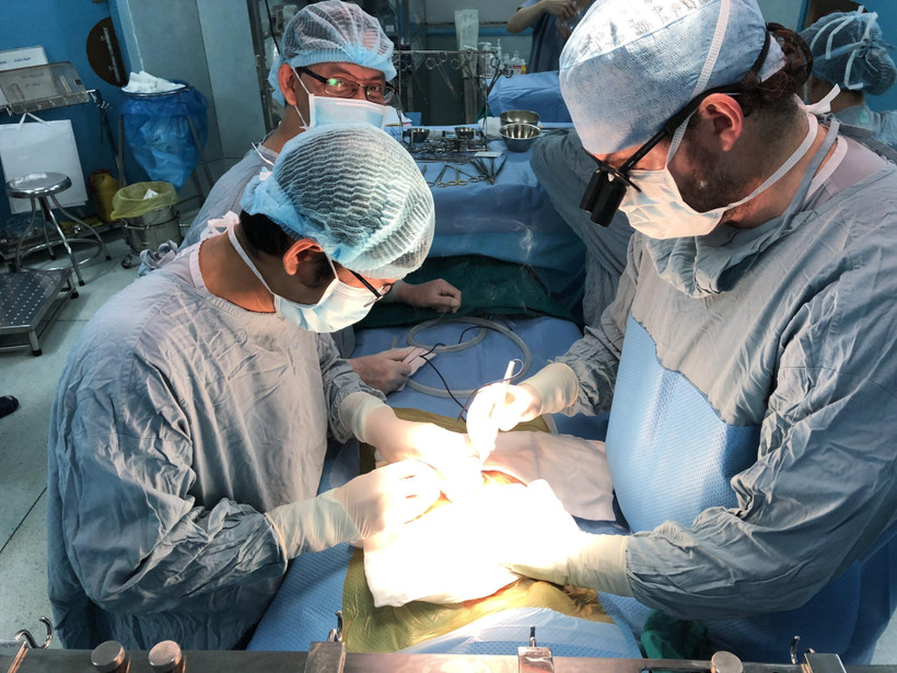 Các bác sỹ Bệnh viện Nhi đồng 2 thực hiện ca phẫu thuật ghép gan cho em bé 16 tháng tuổi. (Ảnh: TTXVN phát)