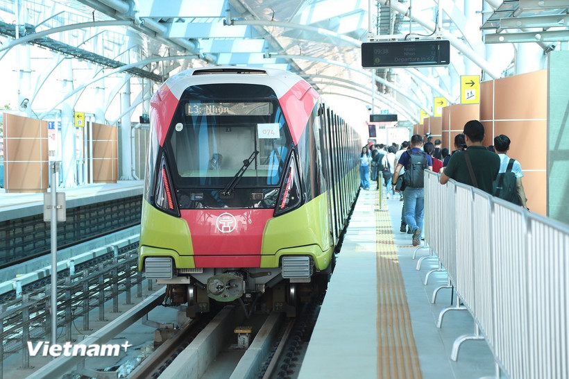 Khách đi Metro Nhổn-Ga Hà Nội bằng vé định danh, xác thực điện tử từ ngày 1/2. (Ảnh: Hoài Nam/Vietnam+)
