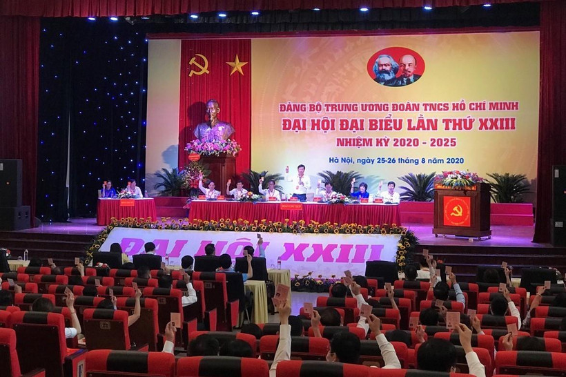 Các đại biểu biểu quyết thông qua nhân sự Đại hội. (Ảnh: Văn Điệp/TTXVN)