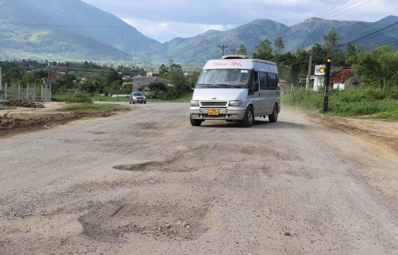 Để tránh ổ gà, các phương tiện phải đi sai làn đường. (Ảnh: Hồng Điệp/TTXVN)
