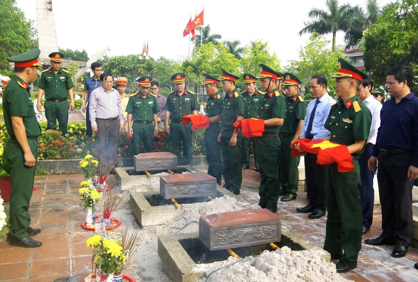 An táng 3 hài cốt liệt sỹ tại Nghĩa trang Liệt sỹ thị xã Quảng Trị. (Ảnh: Nguyên Linh/TTXVN)