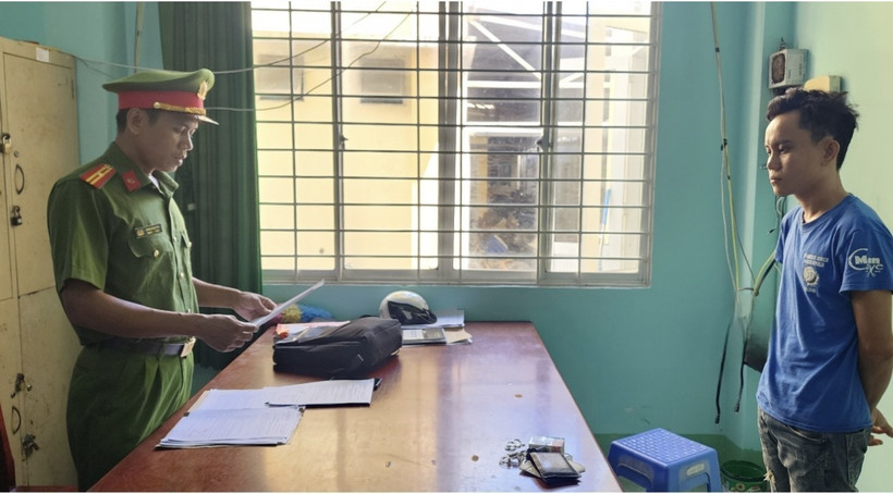 Điều tra viên tống đạt quyết định bắt tạm giam đối với Lâm Văn Sel. (Ảnh: TTXVN phát)