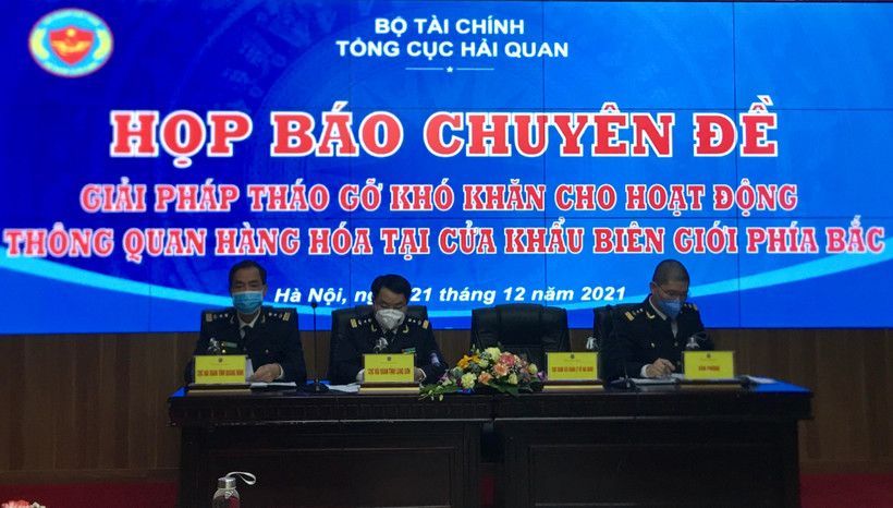 Họp báo chuyên đề: "Giải pháp tháo gỡ khó khăn cho hoạt động thông quan hàng hóa tại cửa khẩu biên giới phía Bắc," ngày 21/12. (Ảnh: Hạnh Nguyễn/Vietnam+) 