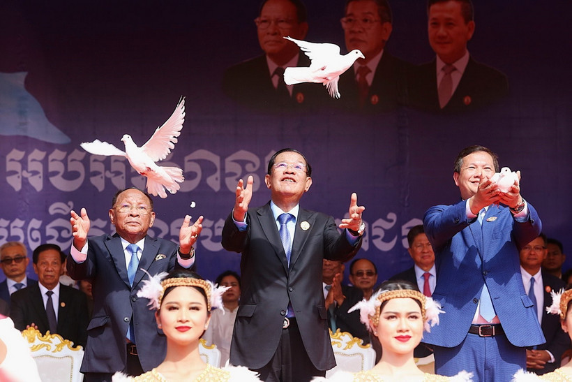 Ban lãnh đạo CPP thực hiện nghi thức thả chim bồ câu, thể hiện thông điệp về khát vọng hòa bình. (Ảnh: Quang Anh/TTXVN)