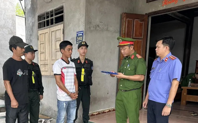 Cơ quan công an đọc lệnh bắt bị can Nguyễn Văn Trung. Ảnh: Viện kiểm sát nhân dân tỉnh Bình Thuận)