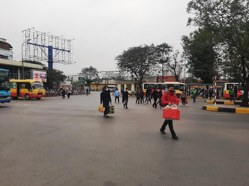 Thưa thớt hành khách vào Bến xe Giáp Bát để về quê. (Ảnh: Việt Hùng/Vietnam+)