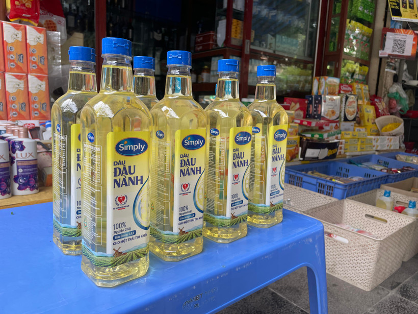 Giá một số các mặt hàng hàng hóa như dầu ăn, đường, mì tôm... tăng mạnh kể từ đầu tháng. (Ảnh: PV/Vietnam+)