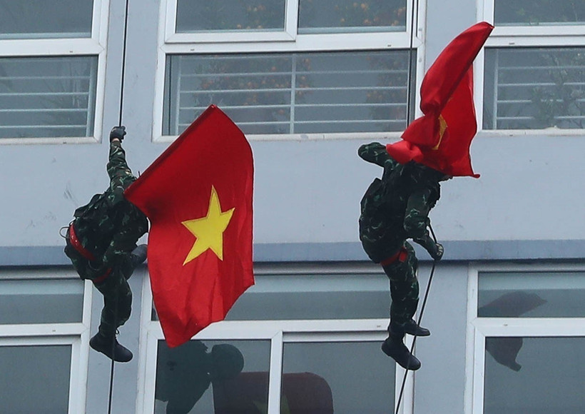 Bộ đội Đặc công huấn luyện tấn công lực lượng khủng bố, giải thoát con tin trong nhà cao tầng. (Ảnh: Trọng Đức/TTXVN)