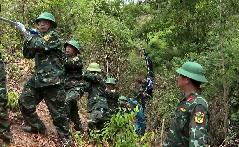 Các cán bộ, chiến sỹ hỗ trợ Tổng công ty Truyền tải điện Quốc gia hoàn thành công trình đúng tiến độ. (Ảnh: Văn Tý/TTXVN)