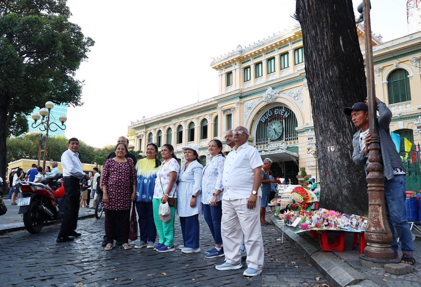 Đoàn khách Ấn Độ tham quan Bưu điện Trung tâm Thành phố Hồ Chí Minh. (Ảnh: Hồng Đạt/TTXVN)