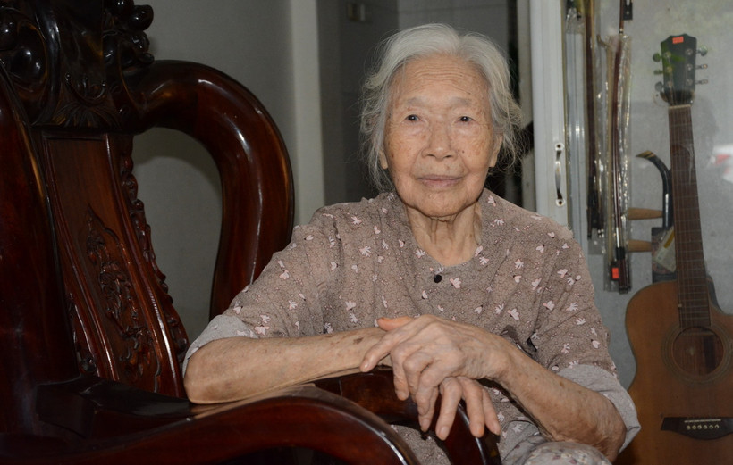 Bà Vương Thị Xuân Vy (sinh năm 1933, nguyên quán ở huyện Đông Sơn, tỉnh Thanh Hóa) hiện đang sinh sống ở quận Thanh Khê, thành phố Đà Nẵng từng tham gia vận chuyển lương thực trong chiến dịch Điện Biên Phủ. (Ảnh: Văn Dũng/TTXVN)