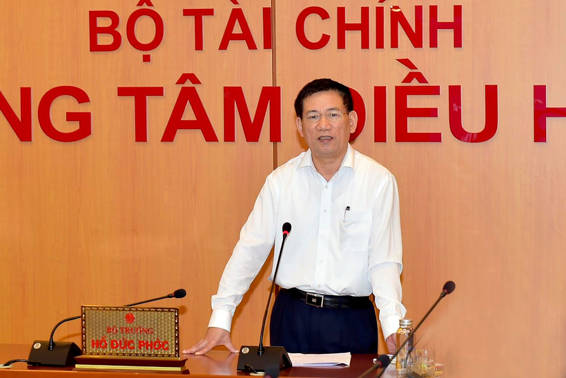 Bộ trưởng Bộ Tài chính Hồ Đức Phớc trao đổi trong buổi làm việc với Tập đoàn FPT. (Ảnh: Vietnam+) 