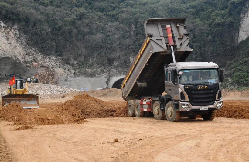 Nhà thầu thi công một đoạn tuyến cao tốc Bắc-Nam. (Ảnh: Việt Hùng/Vietnam+)