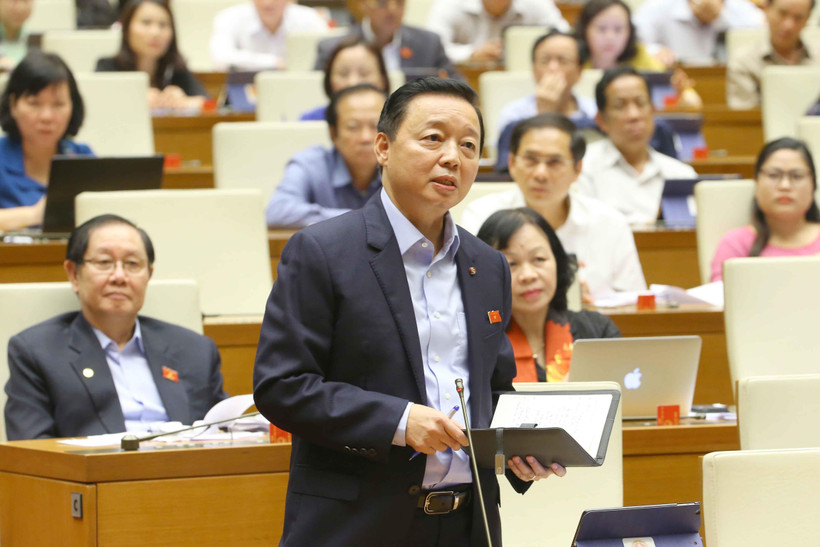 Bộ trưởng Bộ Tài nguyên và Môi trường Trần Hồng Hà trả lời câu hỏi chất vấn. (Ảnh: Doãn Tấn/TTXVN)