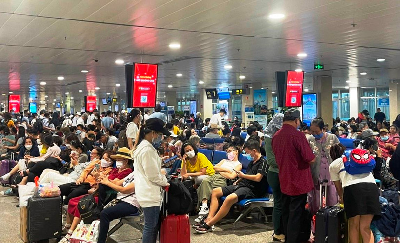 Trong dịp cao điểm Hè, mỗi ngày sân bay Tân Sơn Nhất có khoảng hơn 100.000 lượt khách qua cảng hàng không. (Ảnh: Việt Hùng/Vietnam+)