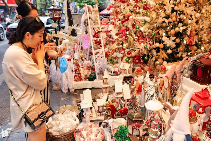 Người dân đang rục rịch đi mua sắm đồ trang trí cho dịp Noel. (Ảnh: PV/Vietnam+)