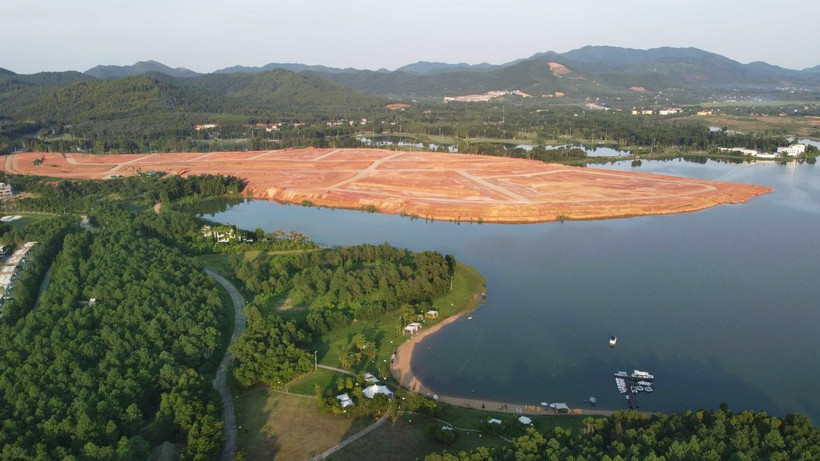 Hiện tượng san nền, đổ đất lấn chiếm lòng hồ Đại Lải xảy ra trong năm 2020. (Ảnh: Hoàng Hùng - TTXVN)