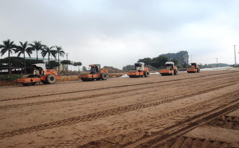 Nhà thầu thi công cao tốc Bắc-Nam đoạn tuyến Mai Sơn-Quốc lộ 45. (Ảnh: Việt Hùng/Vietnam+)