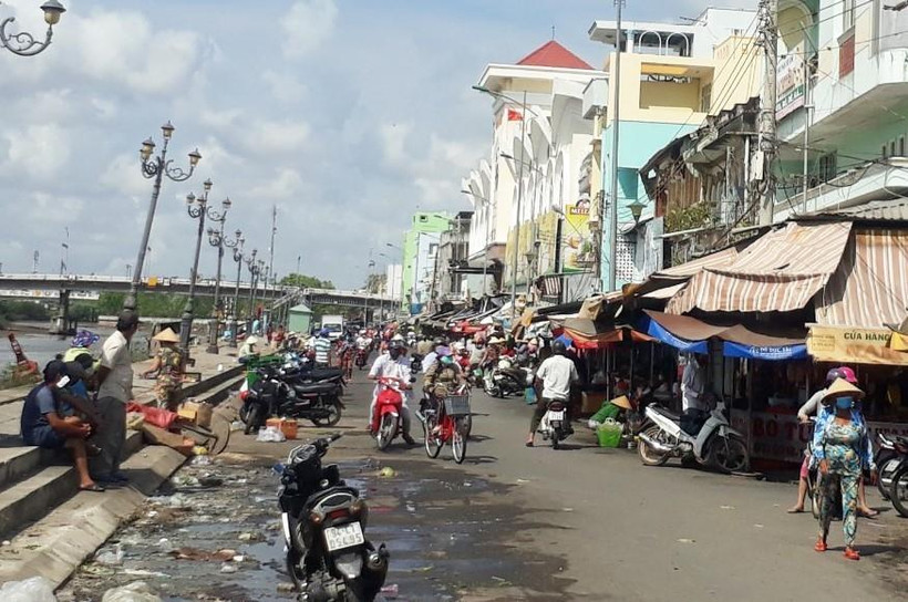 Người dân mua hàng hóa tại chợ phường 3, thành phố Bạc Liêu. (Ảnh: Huỳnh Sử/TTXVN)