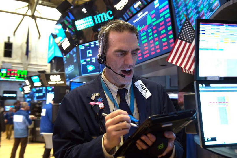 Hoạt động tại sàn giao dịch chứng khoán New York, Mỹ.( Ảnh: AFP/TTXVN)