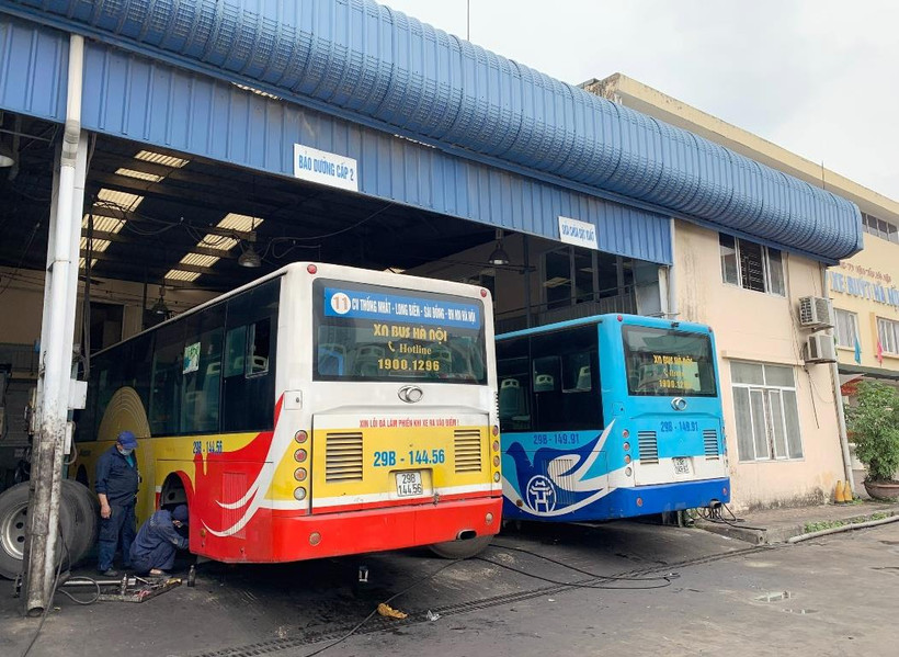 Xe buýt của Tổng công ty Vận tải Hà Nội luôn được bảo dưỡng, sửa chữa theo đúng định kỳ nhằm đảo bảo chất lượng phương tiện. (Ảnh: Việt Hùng/Vietnam+)