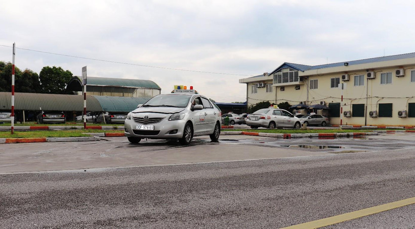 Thí sinh thi trong sa hình lái xe thực hành tại một trung tâm sát hạch lái xe. (Ảnh: Việt Hùng/Vietnam+)