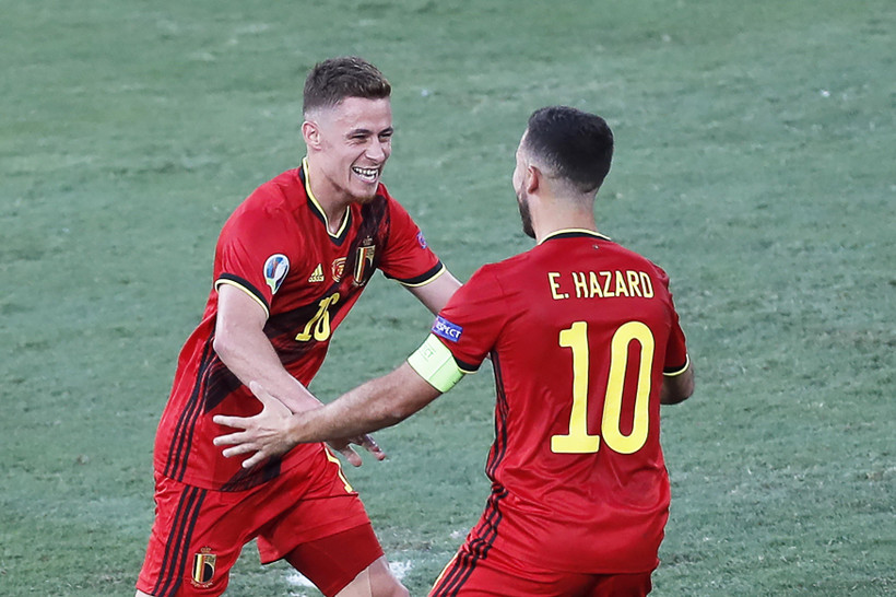 Thorgan Hazard ăn mừng cùng anh trai Eden sau khi lập siêu phẩ vào lưới Bồ Đào Nha. (Nguồn: AFP)