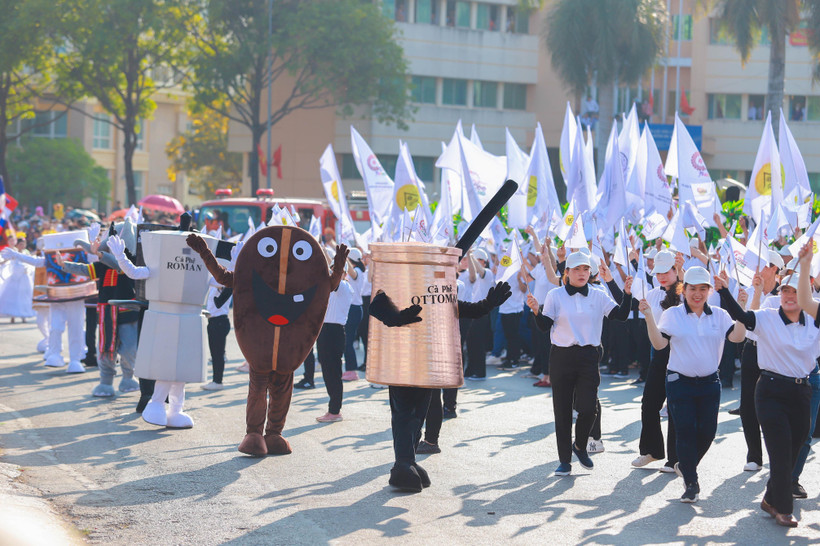 Lễ hội đường phố đã thu hút gần 1.500 người tham gia diễu hành