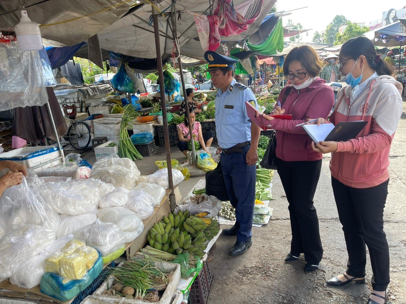 Hoạt động kiểm tra tại cơ sở kinh doanh thực phẩm. (Nguồn: Cục Quản lý Thị trường)