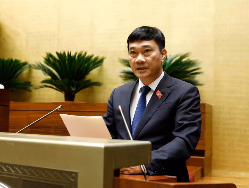 Chủ nhiệm Ủy ban Kinh tế của Quốc hội Vũ Hồng Thanh trình bày Báo cáo thẩm tra dự án Luật Phòng, chống rửa tiền (sửa đổi). (Ảnh: An Đăng/TTXVN)