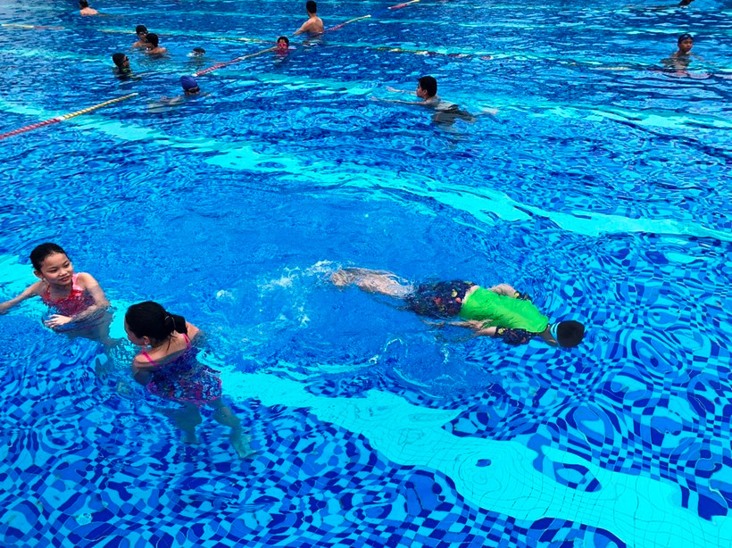 Thời gian gần đây, nhiều gia đình đã cho trẻ em đi học bơi trong đợt nghỉ Hè. (Ảnh: Bảo Anh/Vietnam+)