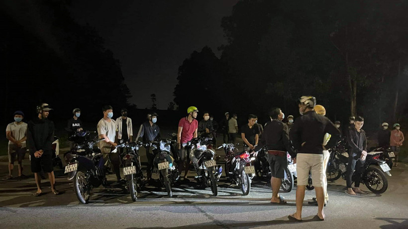 Hơn 20 thanh niên bị bắt giữ do đua xe tại Bình Dương đêm 5/6, nhiều người không đeo khẩu trang. (Ảnh: TTXVN phát)